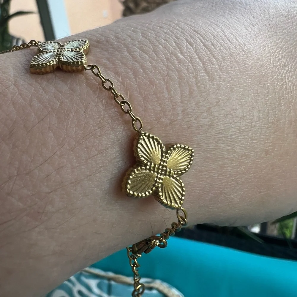 Elegant Gold Clover Motif Bracelet